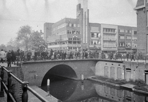 853212 Afbeelding van het publiek bij de intocht van de geallieerden, op de Viebrug over de Oudegracht te Utrecht.
